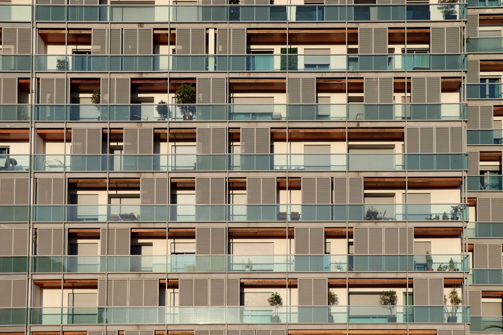 Fachada de un edificio residencial con balcones y vegetación
